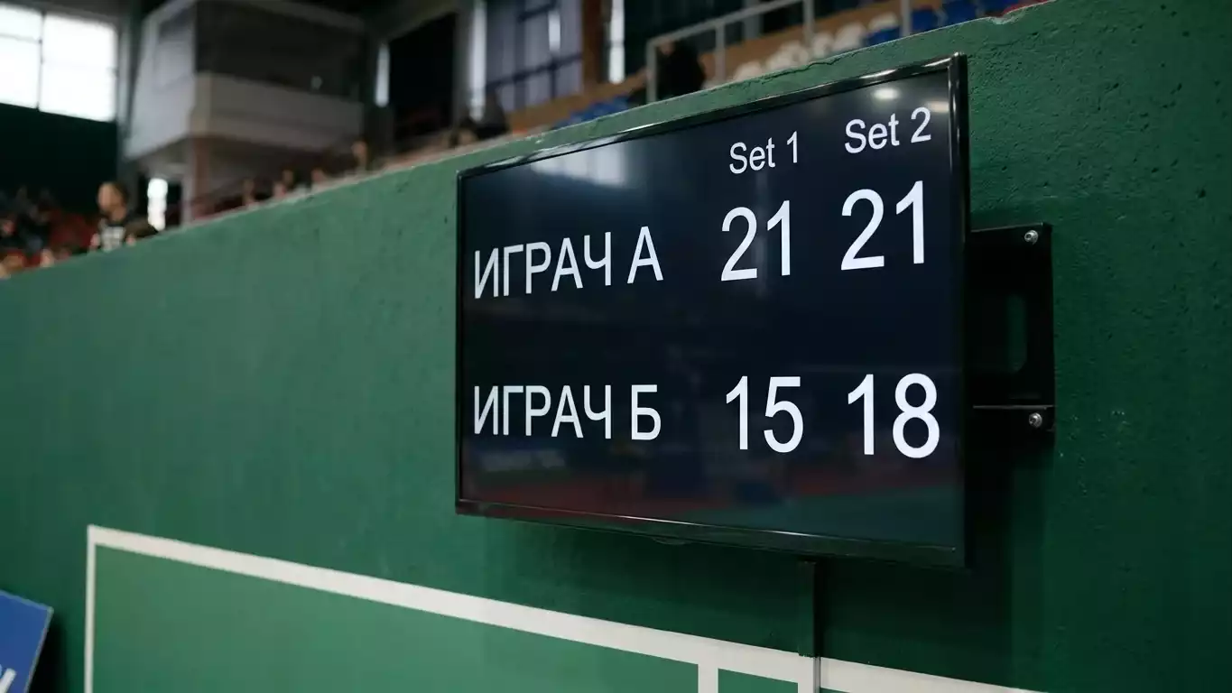 Електронно табло с резултат от бадминтон мач показващо геймове 21-15 и 21-18